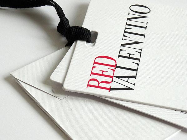 Cartellino e bustina porta fili e bottoni Valentino Red, stampa a caldo in rilievo