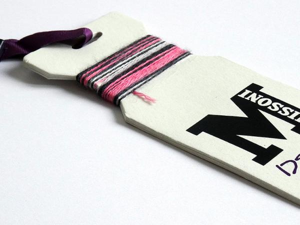 Cartellino Missoni, stampa a caldo in rilievo lucida con lavorazione fili di lana