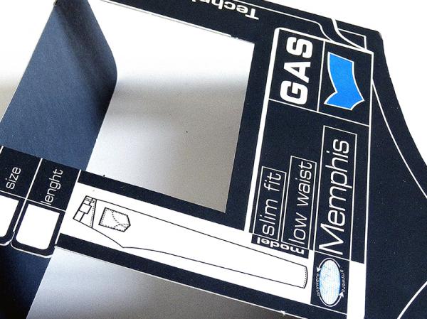 Cartoncino copritasca jeans di Gas, fustella sagomata, stampa lucida a rilievo