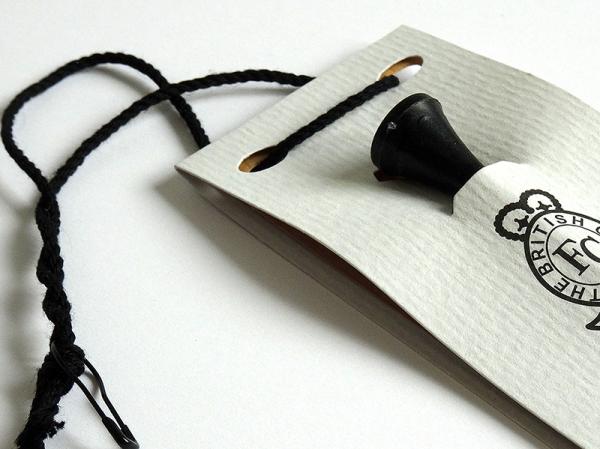 Cartellino per abbigliamento da golf con inserimento di un gadget creato ad hoc