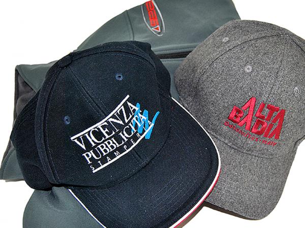 Abbigliamento da lavoro personalizzato, berrettini ricamati