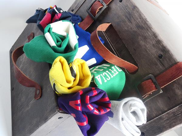 Valigie in cartone trattate con effetto vintage, maniglie e cinghie in cuoio