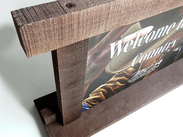 Insegna con struttira in legno e pannello removibile intercambiabile