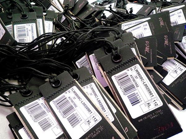 Cartellini assemblati con laccio e barcode