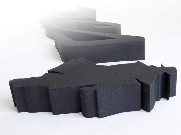 Insegna con scritta fresata in polistirene con margini smussati