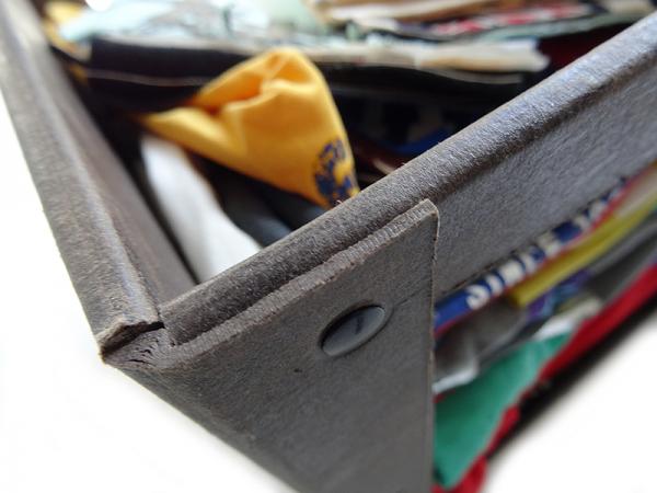 Particolare di contenitore per abbigliamento con borchie in metallo